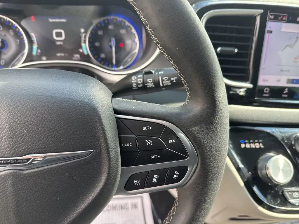 Used 2023 Chrysler Pacifica Touring-L image 20