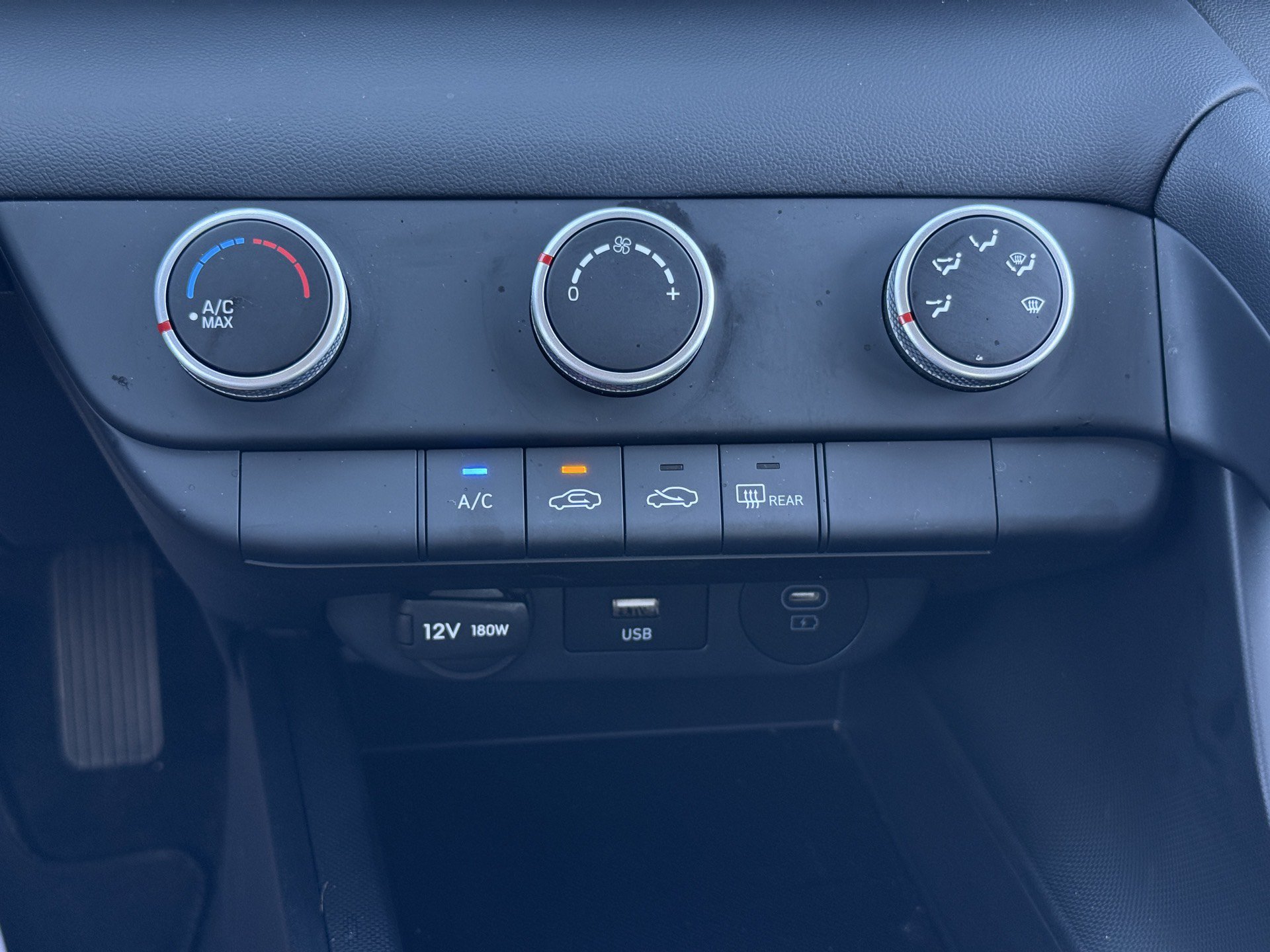 Used 2025 Hyundai Elantra SE FWD image 16