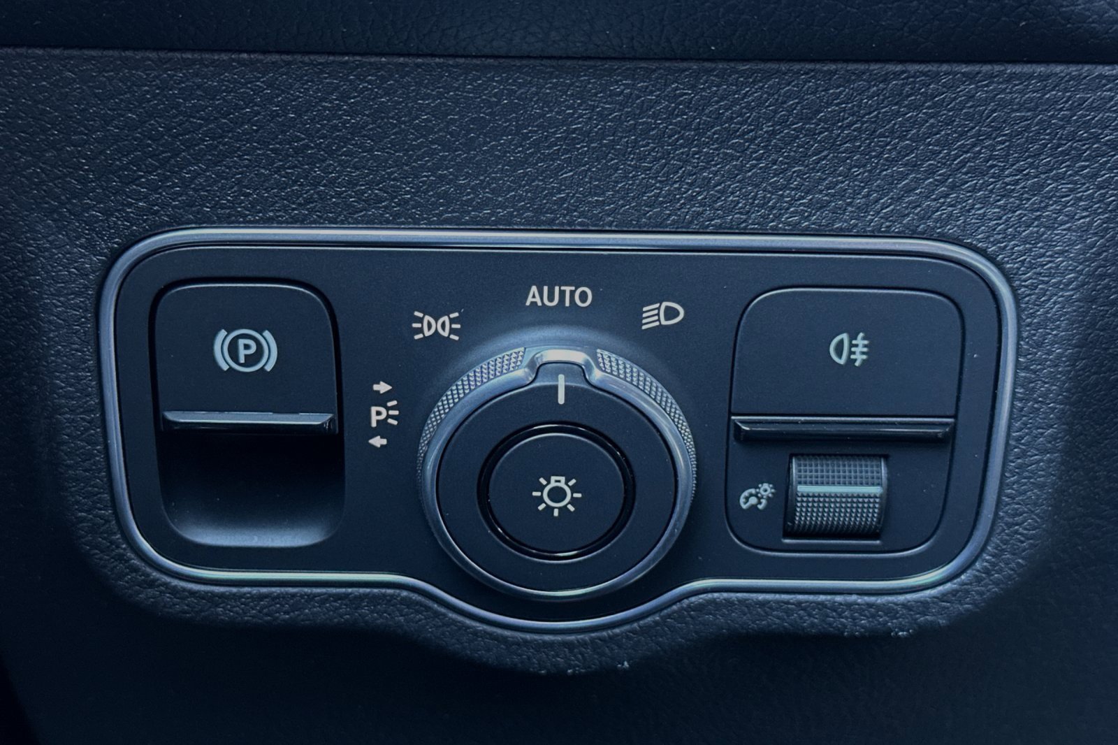 Used 2024 Mercedes-Benz EQB 300 4MATIC image 32