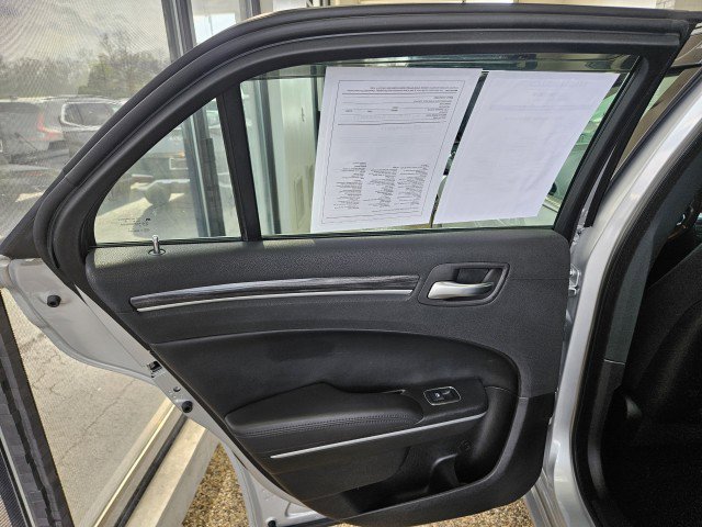 Used 2019 Chrysler 300 Touring w/ Chrome Appearance Package image 15