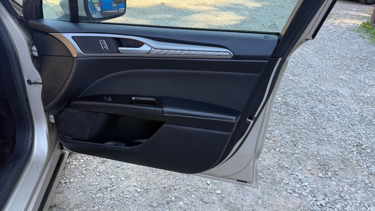Used 2017 Ford Fusion SE w/ Fusion SE Technology Package image 14