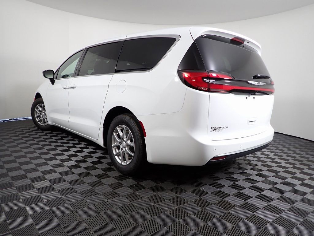 New 2026 Chrysler Pacifica Select image 10