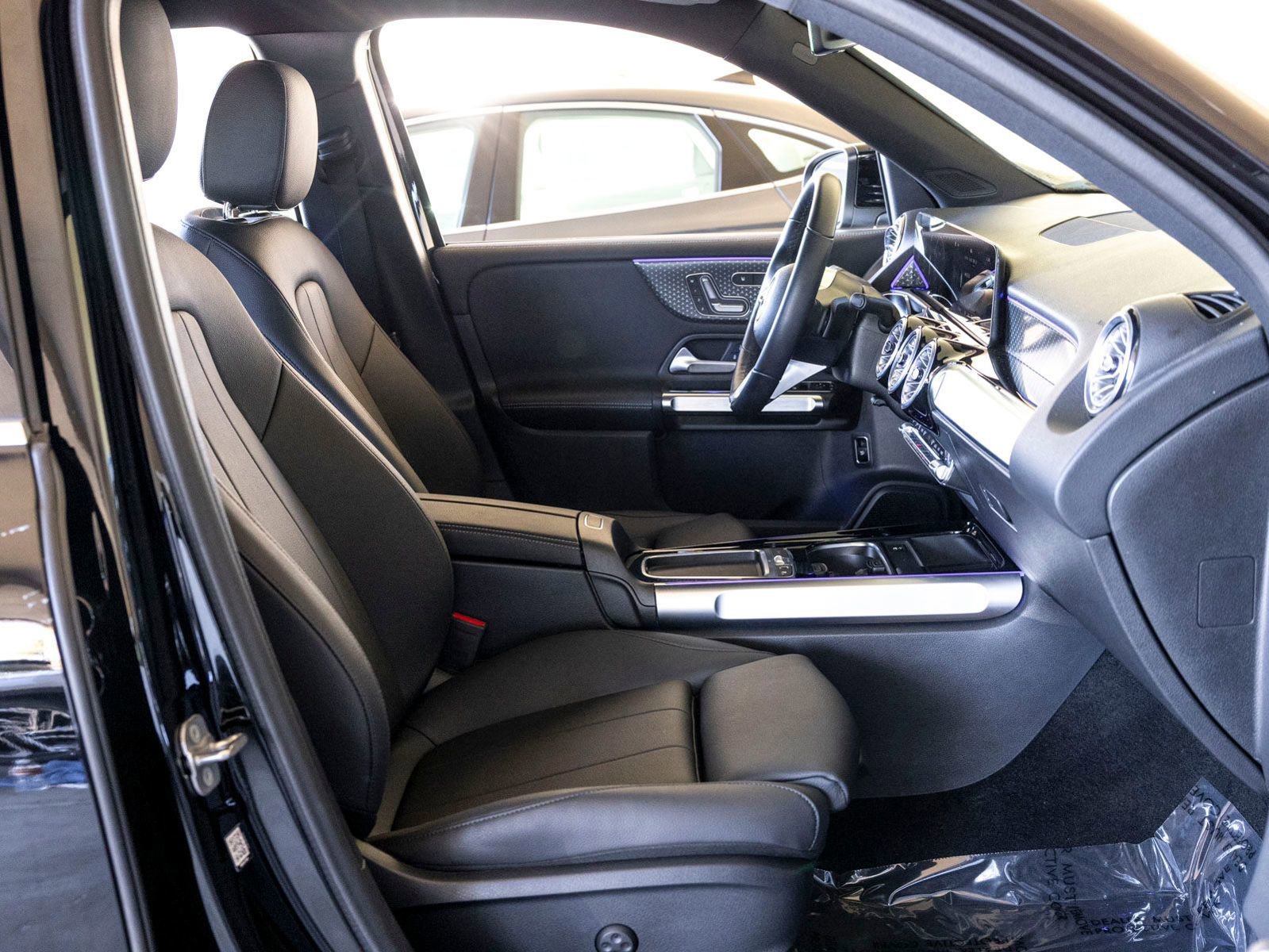 Used 2025 Mercedes-Benz GLB 250 image 26