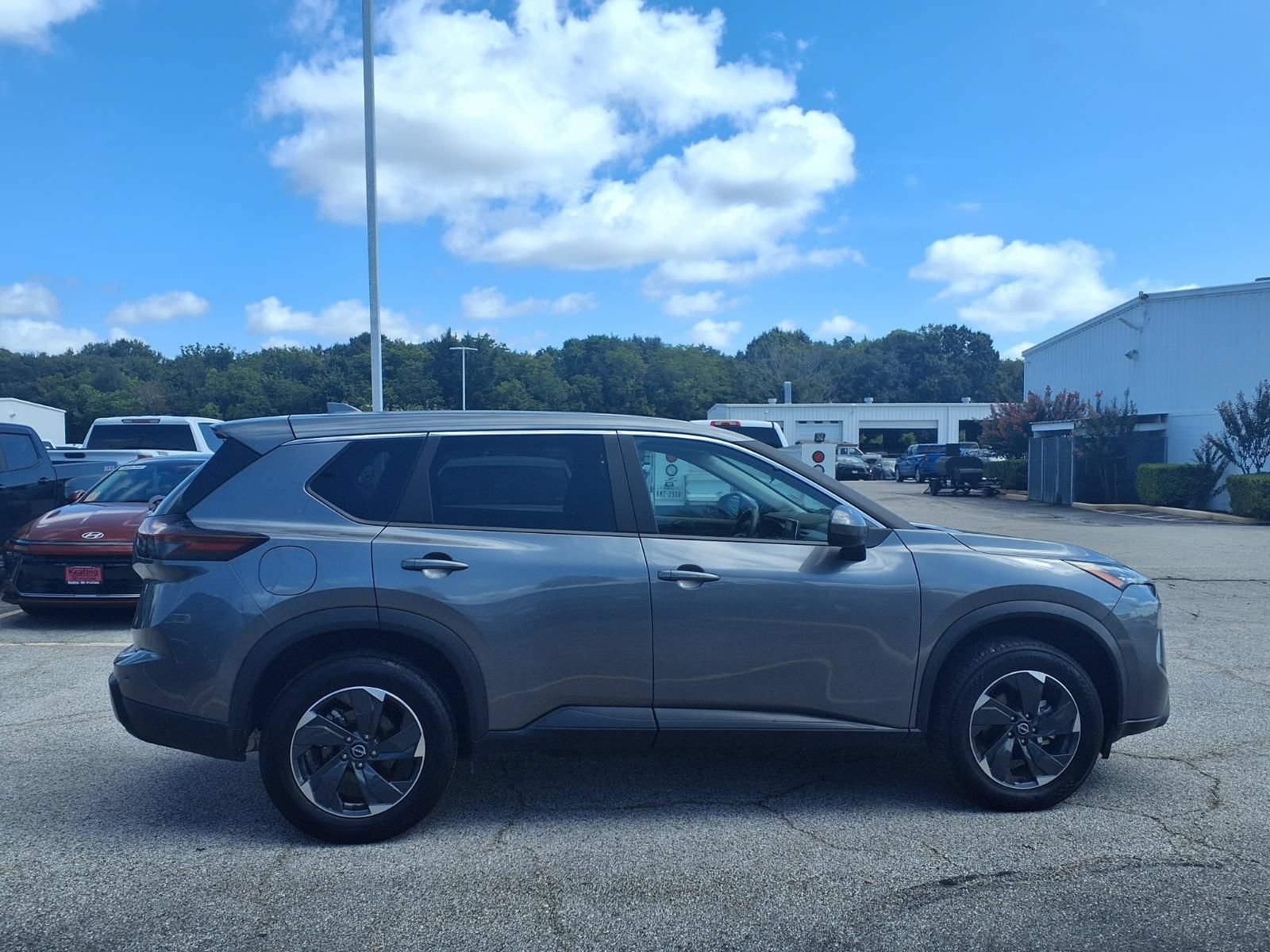 Used 2025 Nissan Rogue SV AWD/4WD image 22