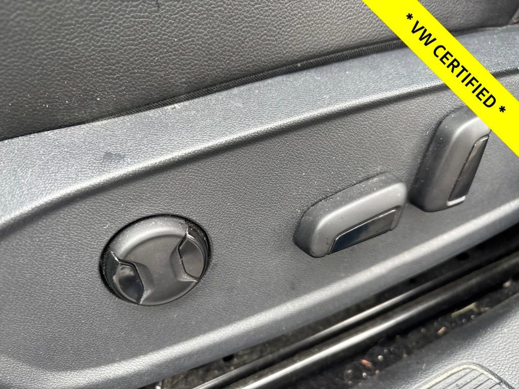 Used 2023 Volkswagen Jetta SE w/ Panoramic Sunroof Package image 5