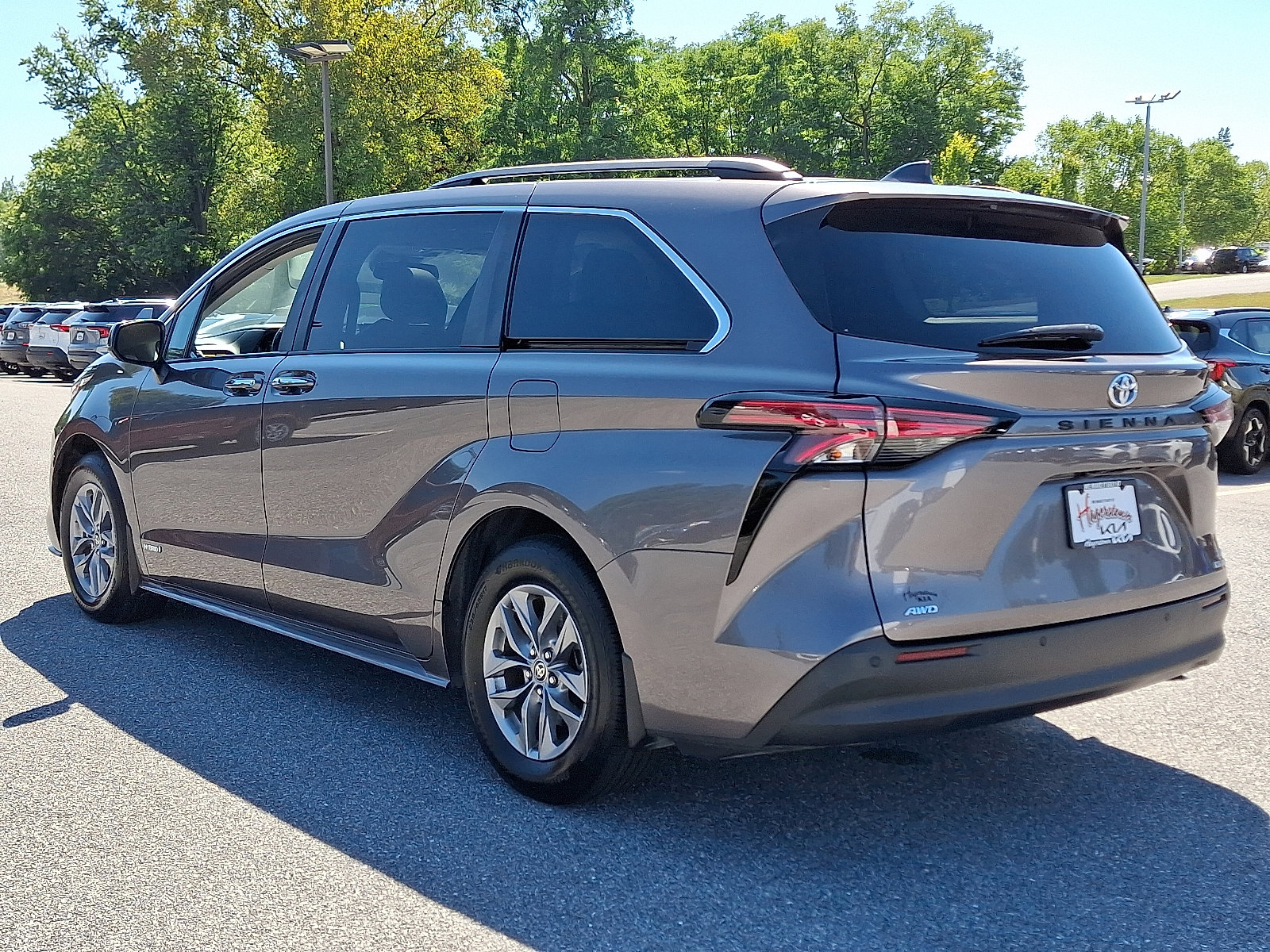 Used 2021 Toyota Sienna XLE image 4