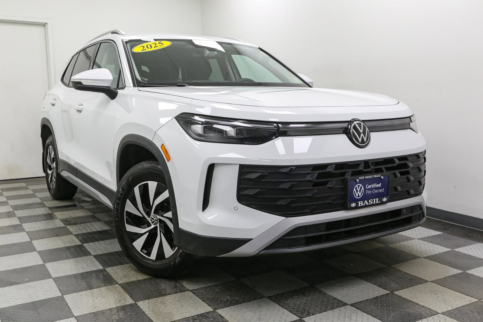 Used 2025 Volkswagen Tiguan S image 3