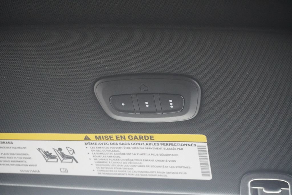 Used 2025 Chrysler Pacifica Select image 32