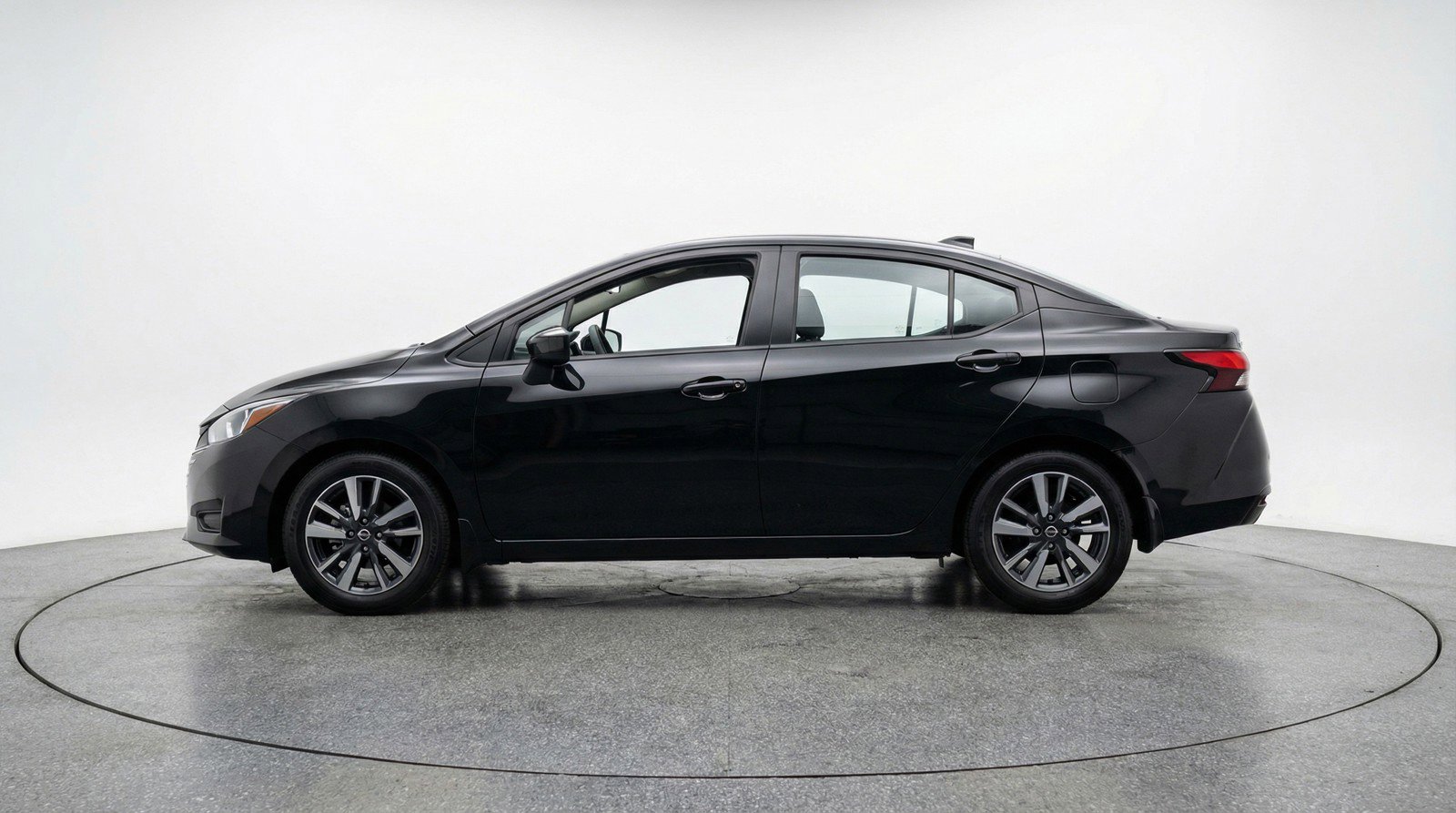 Used 2025 Nissan Versa SV image 5