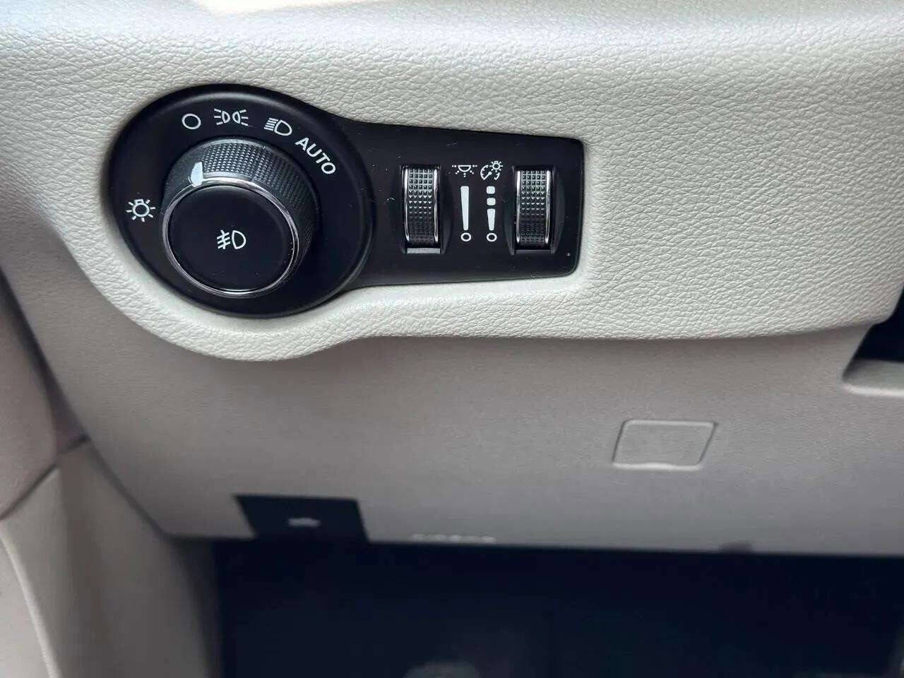 Used 2018 Chrysler Pacifica Touring-L image 19