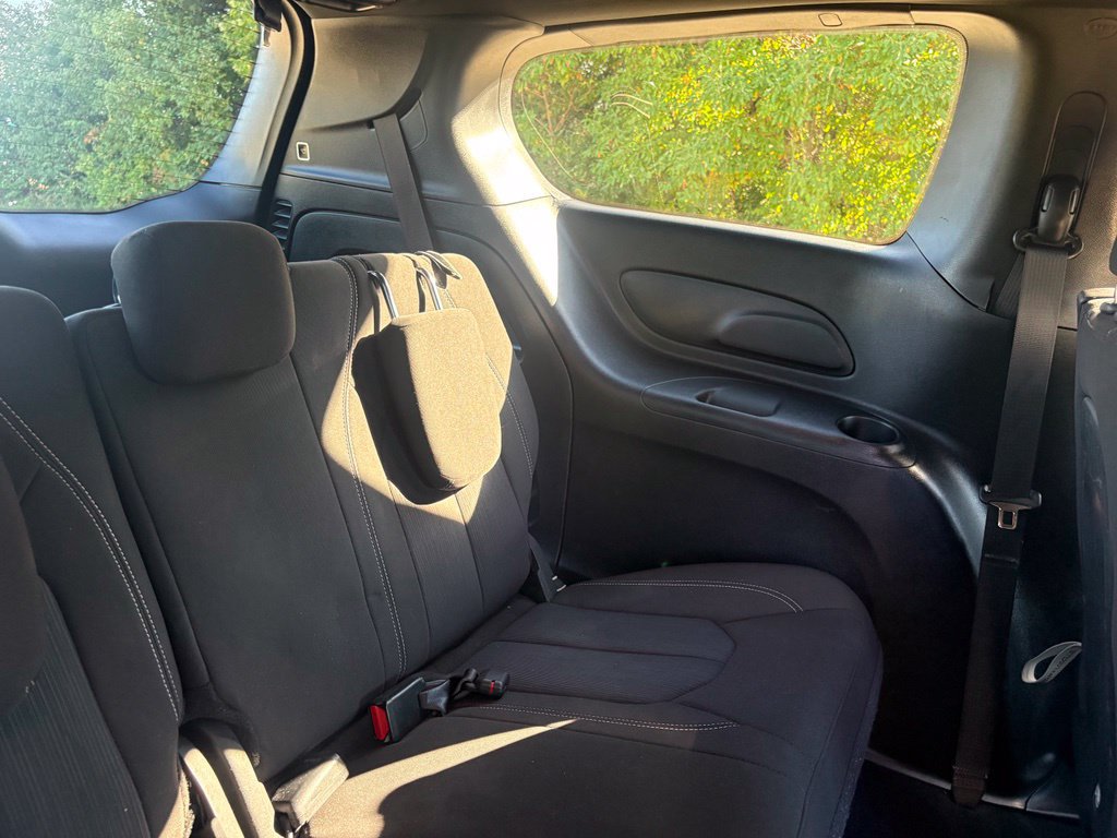 Used 2023 Chrysler Pacifica Touring FWD image 35