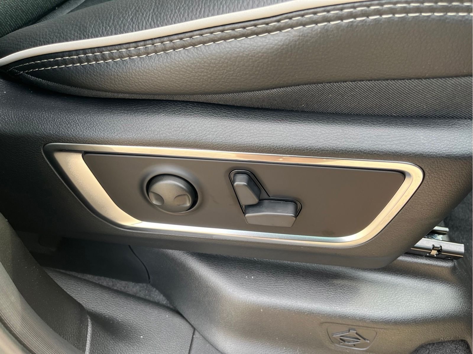 Used 2026 RAM 1500 Laramie AWD/4WD image 33