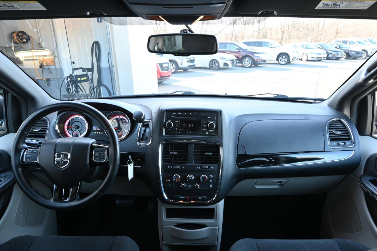 Used 2016 Dodge Grand Caravan SE image 2