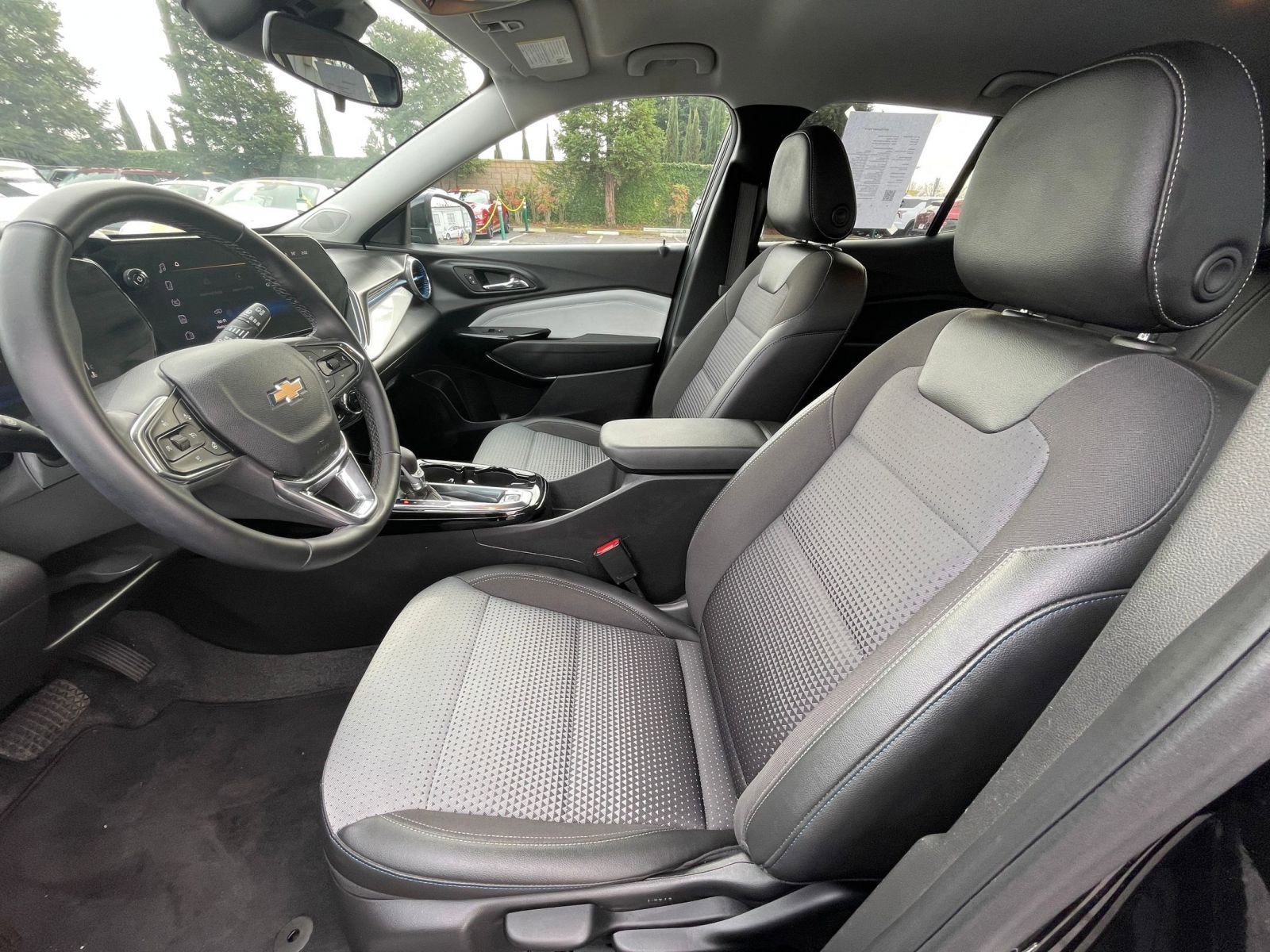 Used 2025 Chevrolet Trax LT image 22