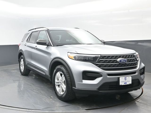 Used 2022 Ford Explorer XLT image 2