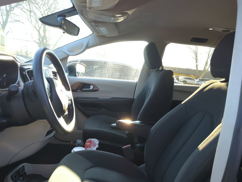 Used 2017 Chrysler Pacifica Touring image 6