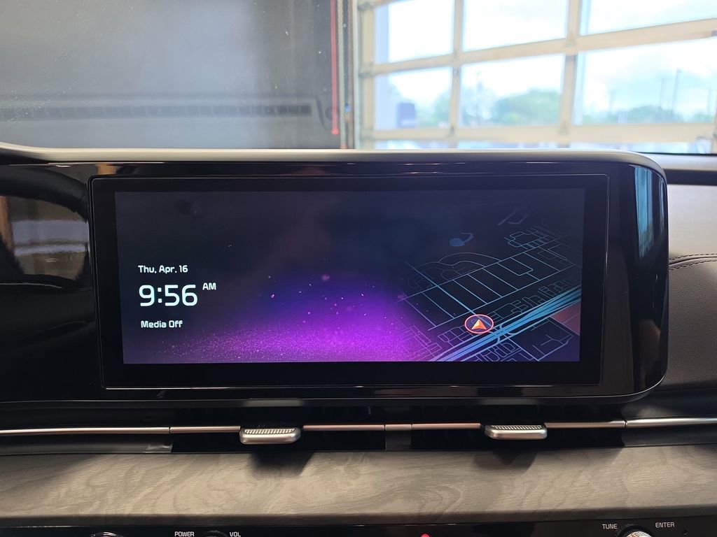 Used 2024 Kia Carnival EX image 22