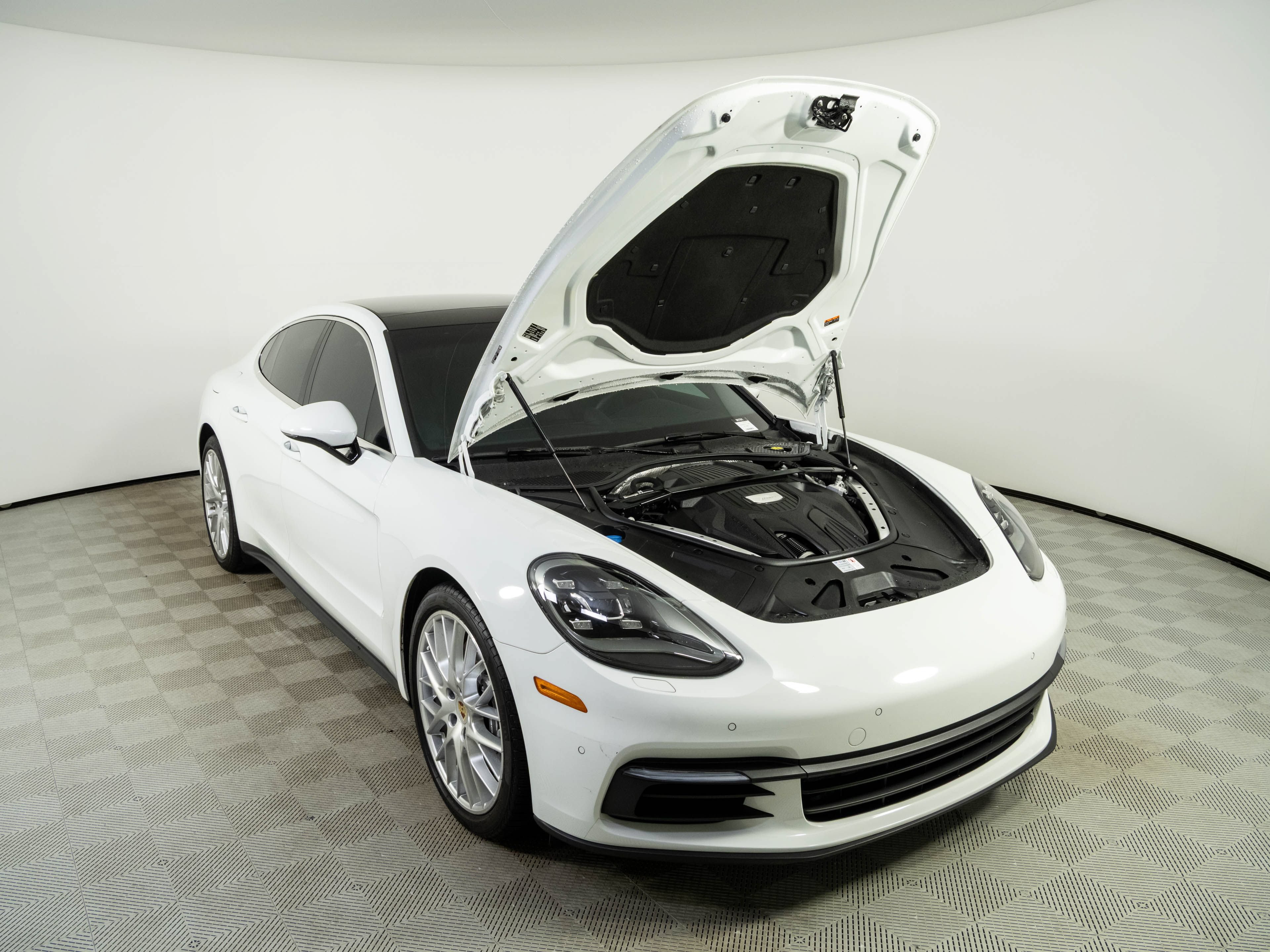 Used 2019 Porsche Panamera 4 AWD/4WD image 33