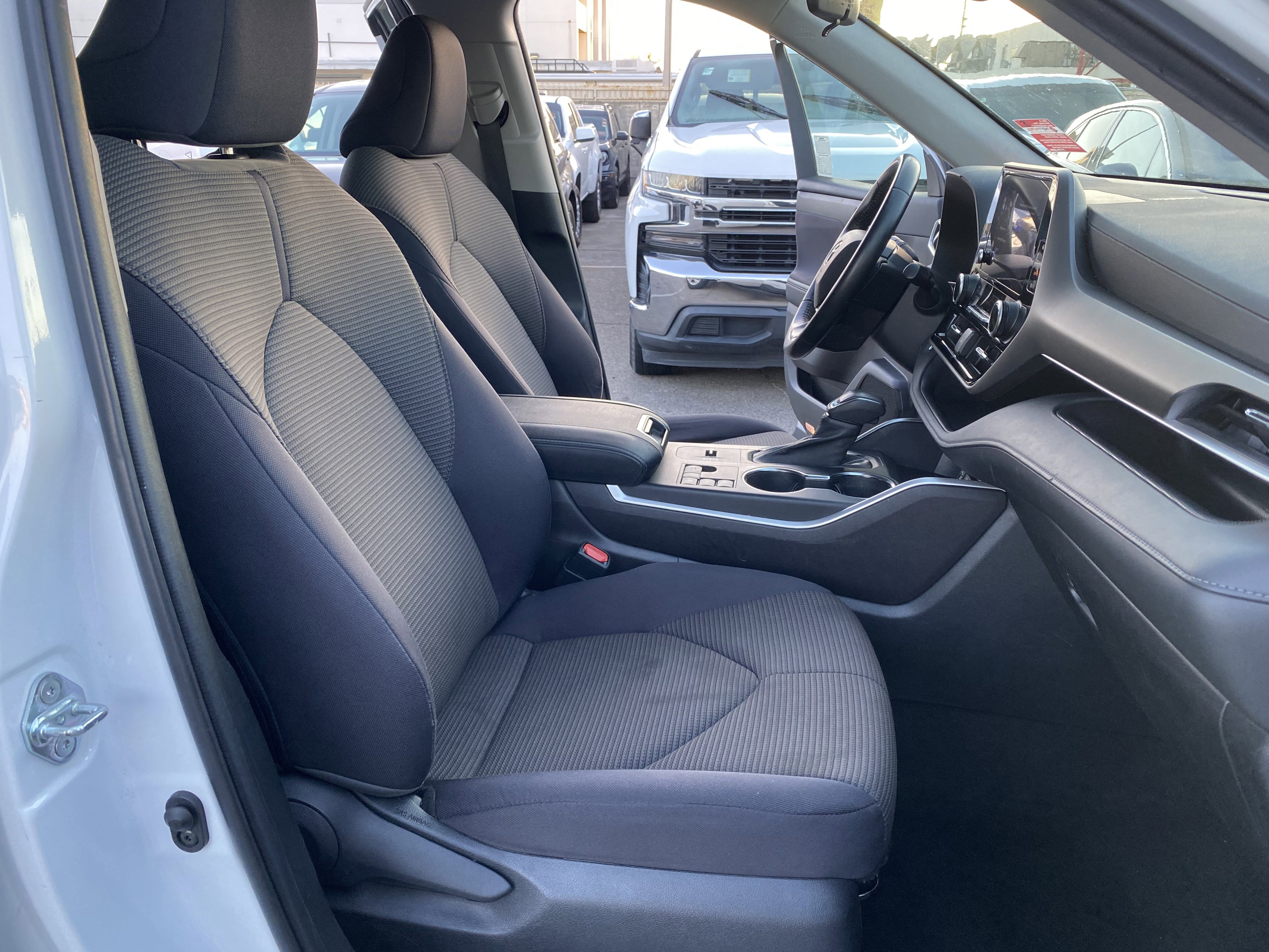 Used 2022 Toyota Highlander LE FWD image 26