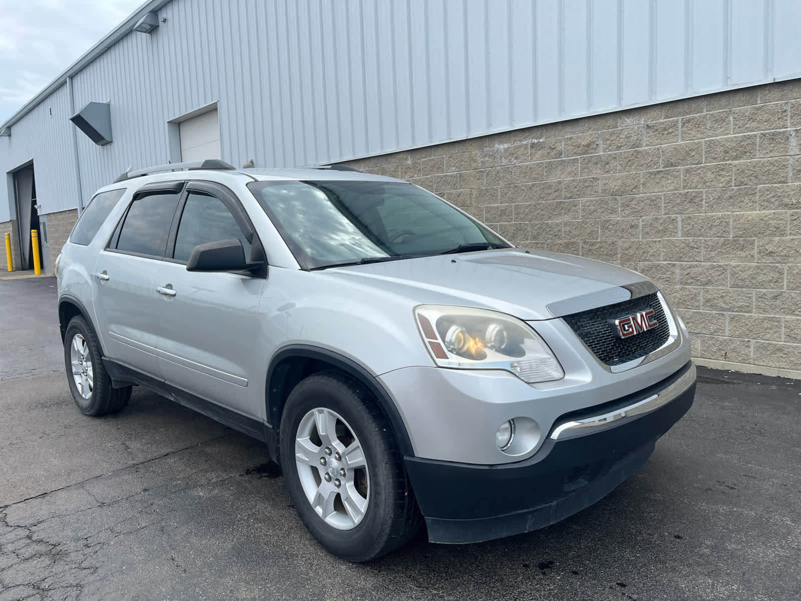 Used 2011 GMC Acadia SLE image 2