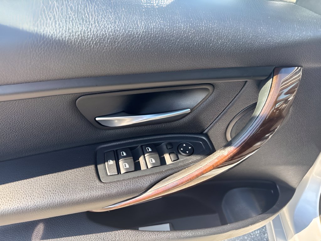 Used 2015 BMW 320i Sedan RWD image 25