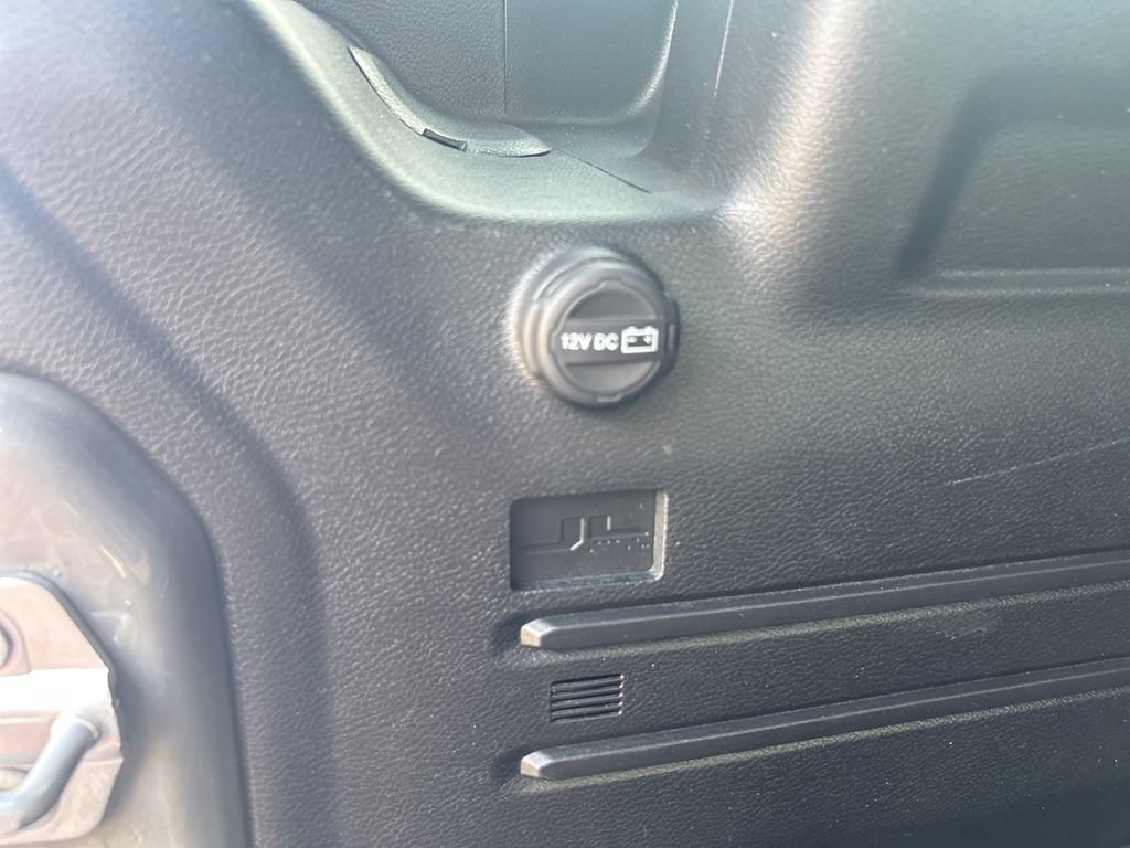 Used 2023 Jeep Wrangler Unlimited Rubicon w/ Cold Weather Group AWD/4WD image 24