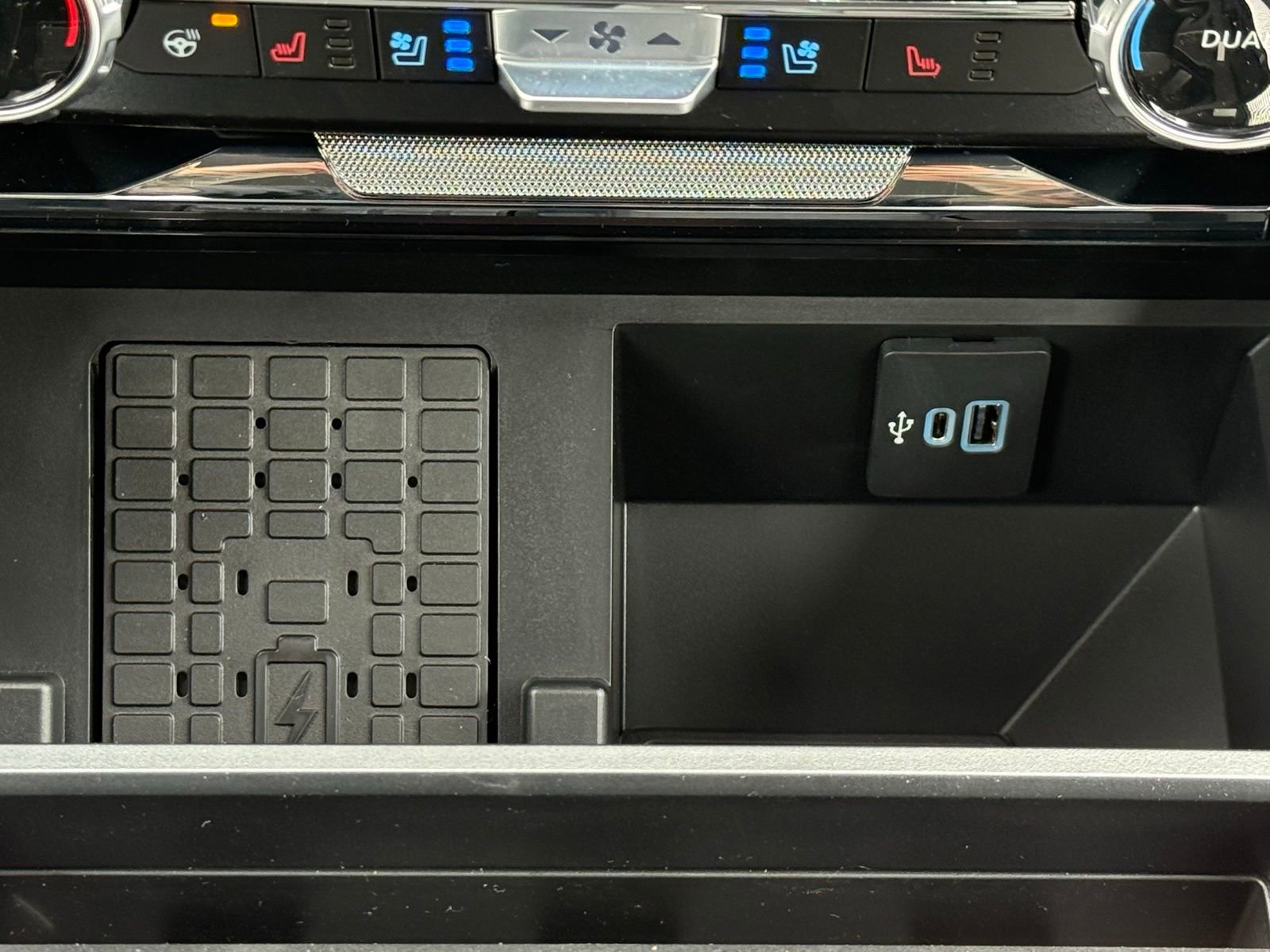 New 2026 Ford F250 Lariat w/ Black Appearance Package image 29