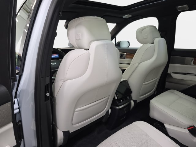 New 2027 Cadillac Vistiq Luxury AWD/4WD image 10