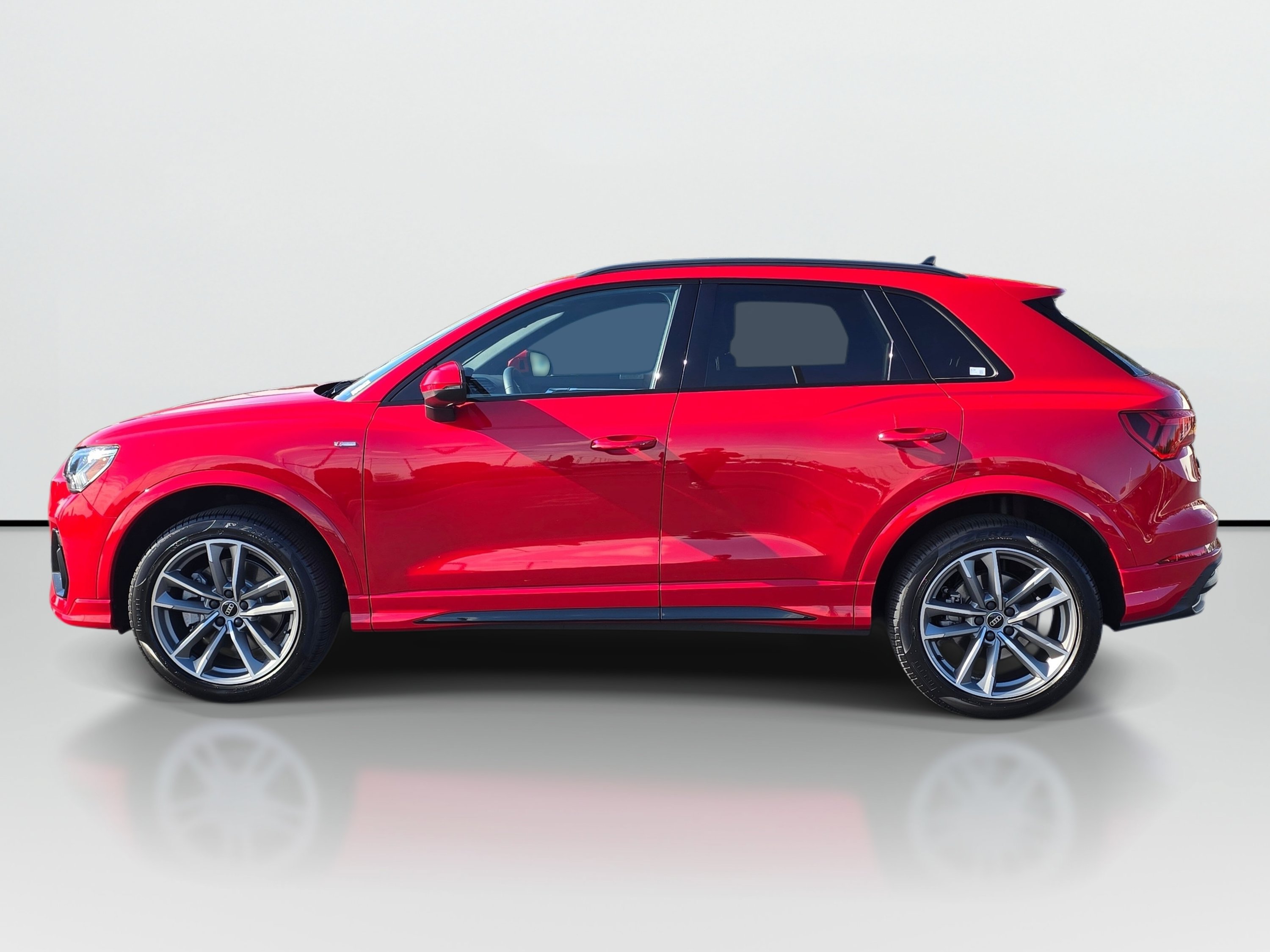 Certified 2025 Audi Q3 2.0T Premium AWD/4WD image 2