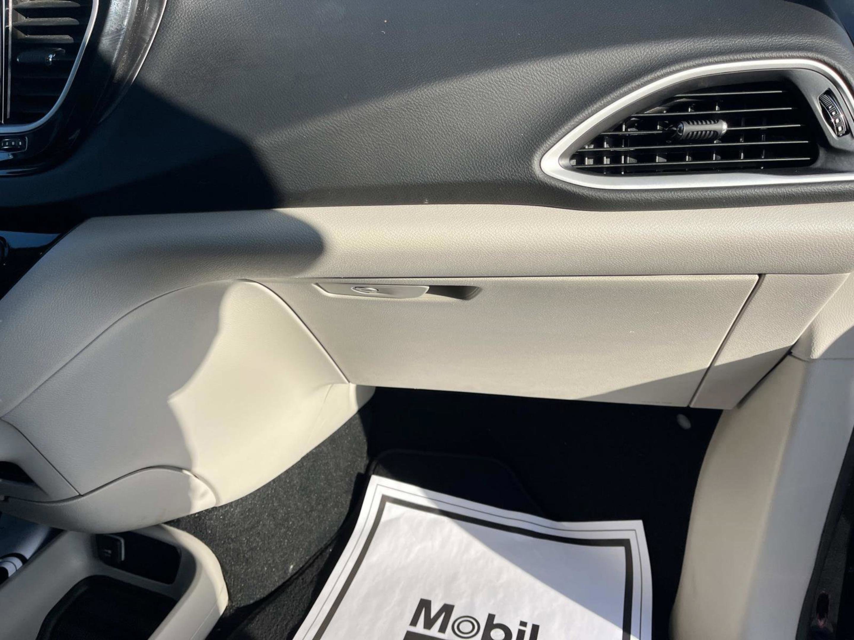 Used 2024 Chrysler Pacifica Touring-L image 27