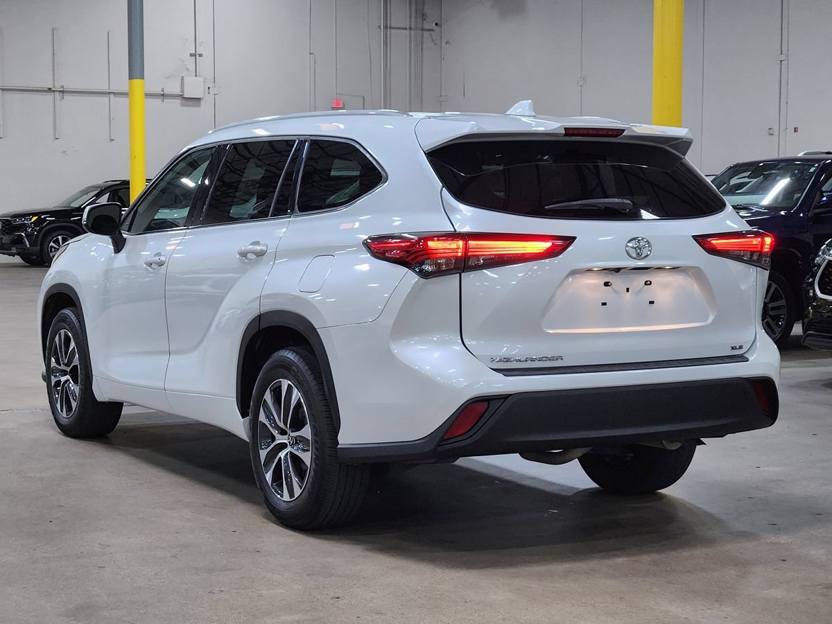 Used 2022 Toyota Highlander XLE FWD image 11