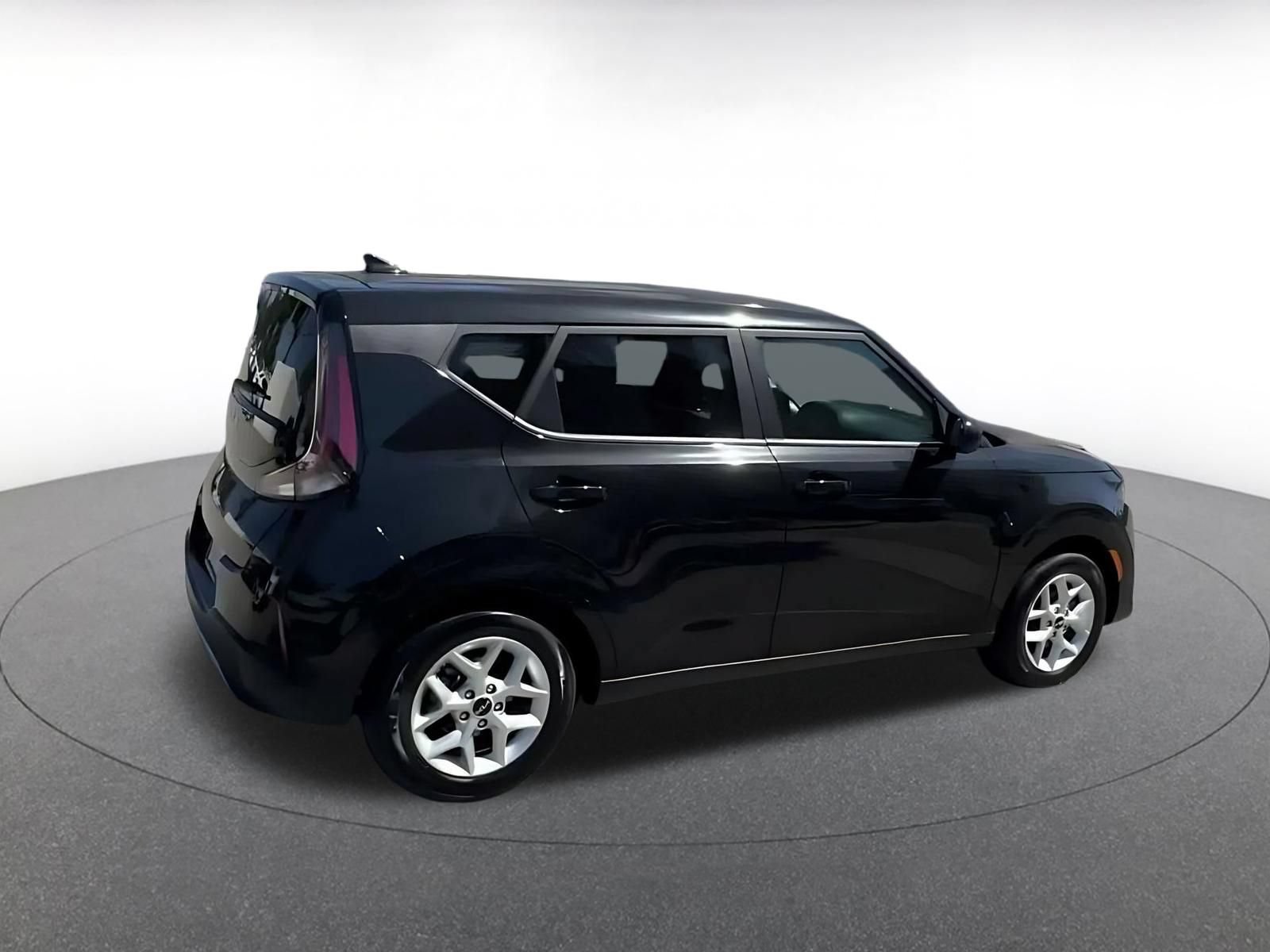Used 2025 Kia Soul LX w/ LX Technology Package FWD image 14