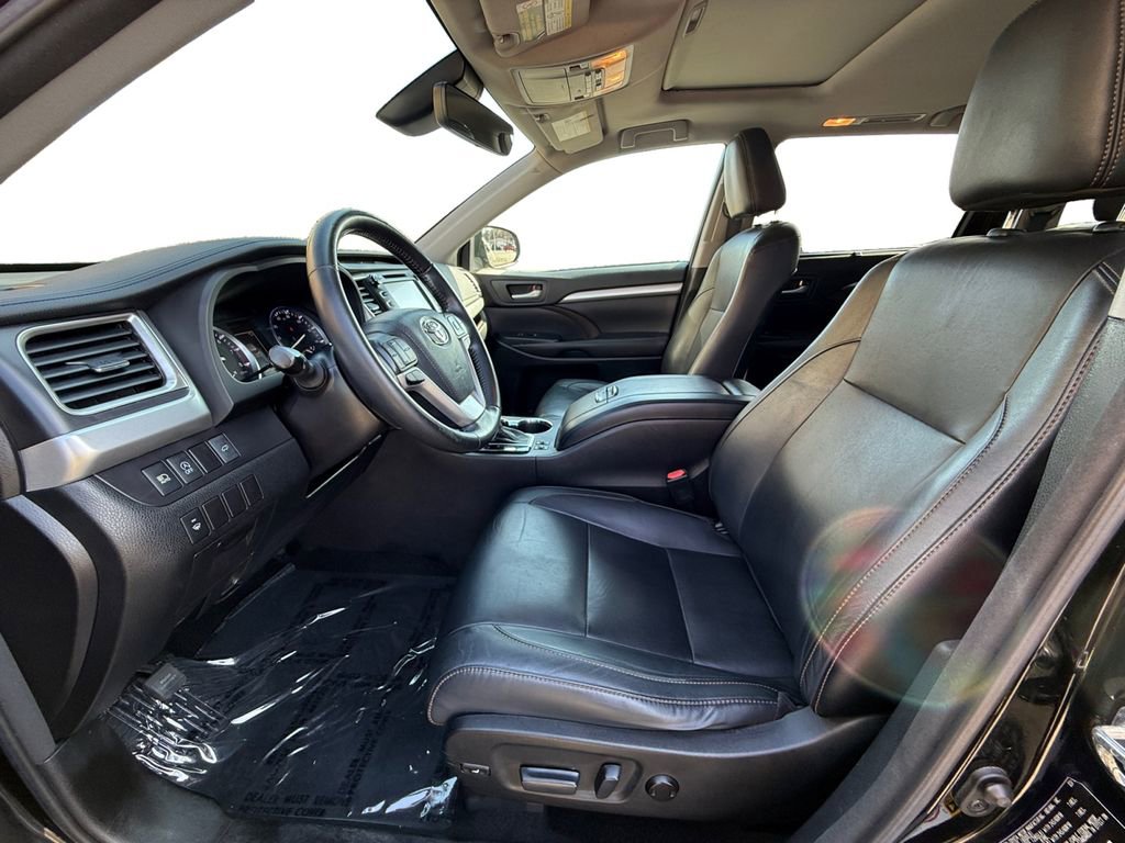Used 2017 Toyota Highlander XLE w/ Carpet Mat Package image 9