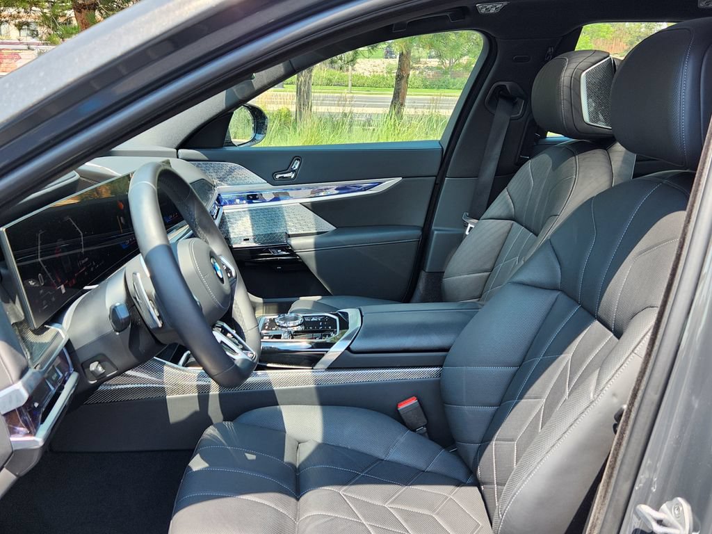 Used 2025 BMW 760i xDrive w/ Executive Package AWD/4WD image 8