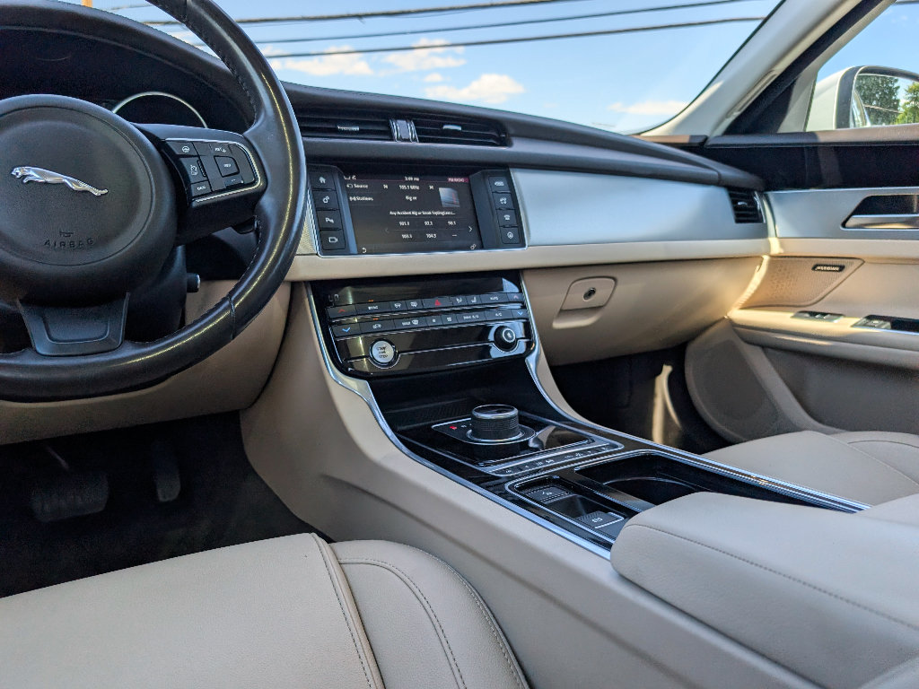 Used 2017 Jaguar XF Premium AWD/4WD image 24
