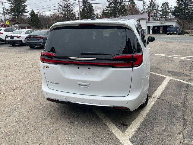 Used 2024 Chrysler Pacifica Touring-L image 8