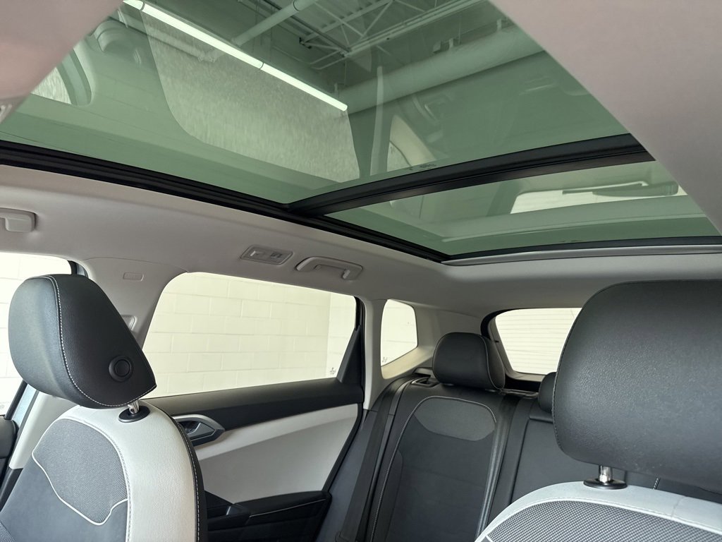 Certified 2025 Volkswagen Taos SE image 14