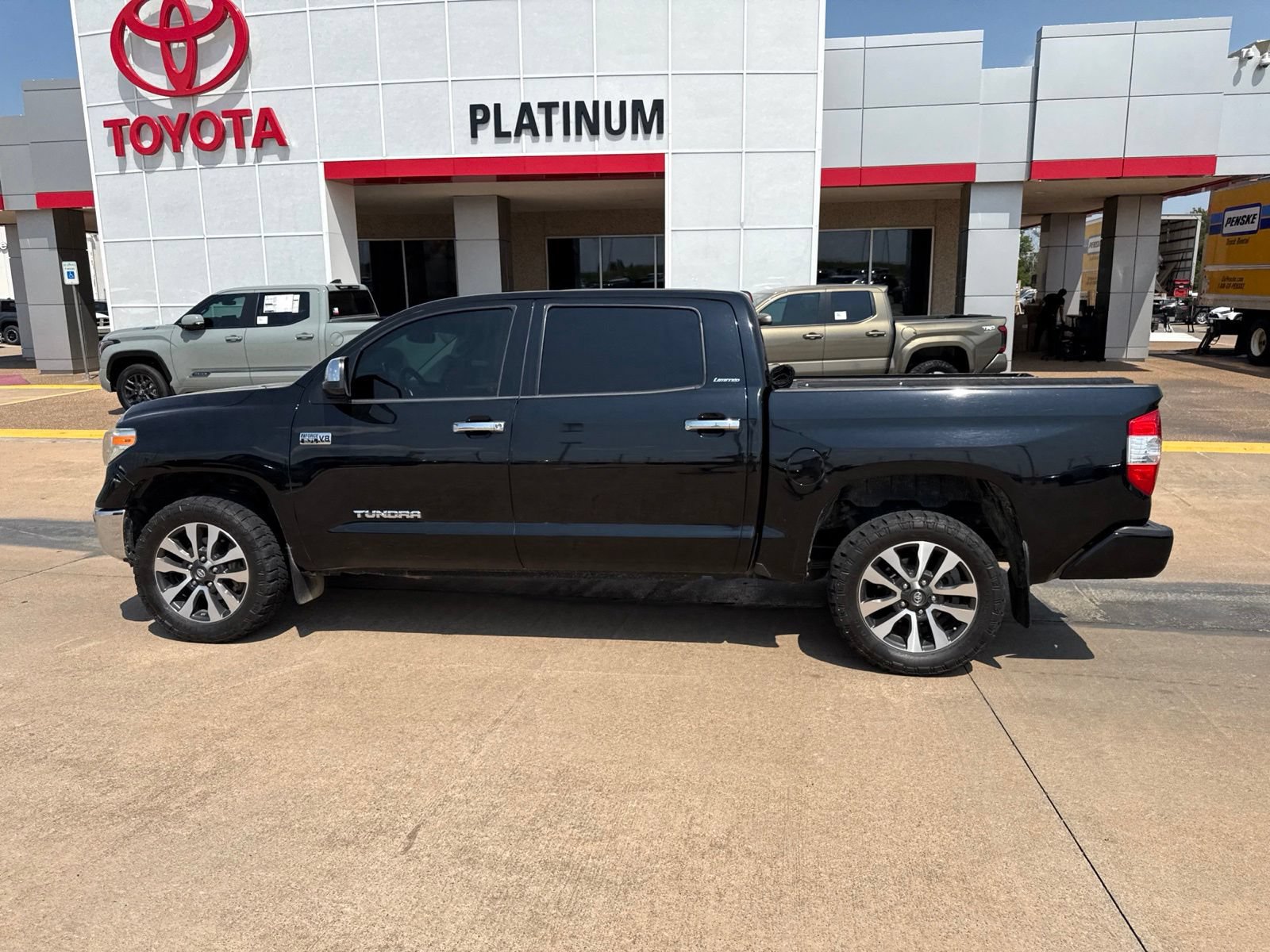 Used 2018 Toyota Tundra Limited w/ Limited Premium Package AWD/4WD image 8