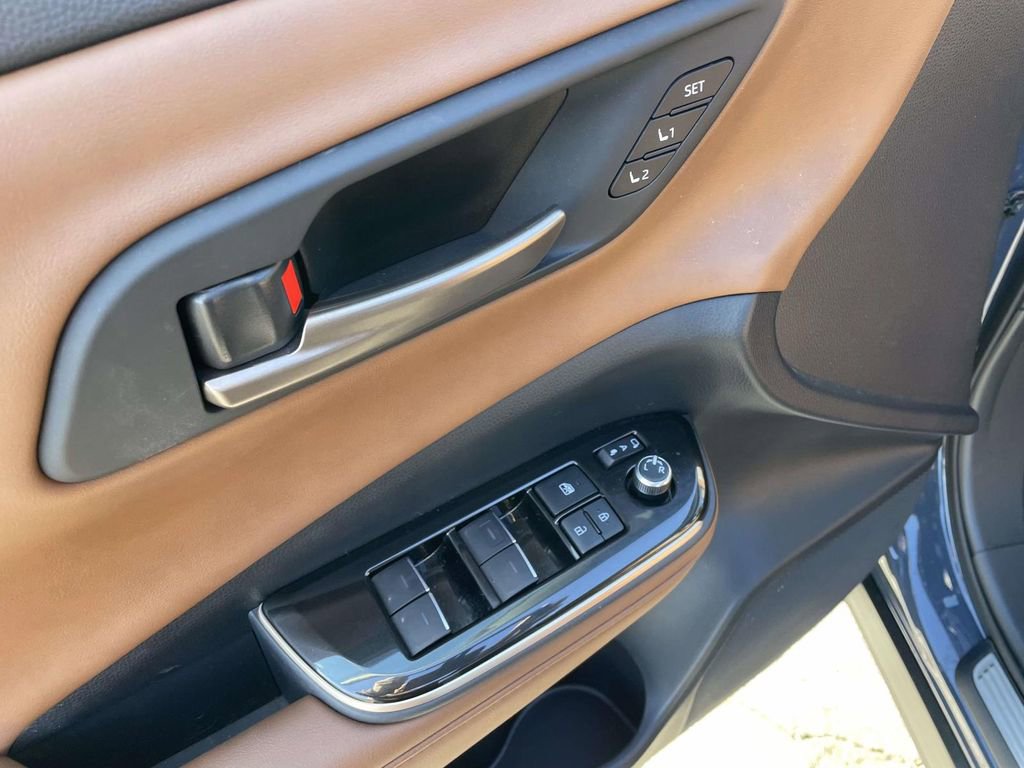 Used 2025 Toyota Crown Signia image 28