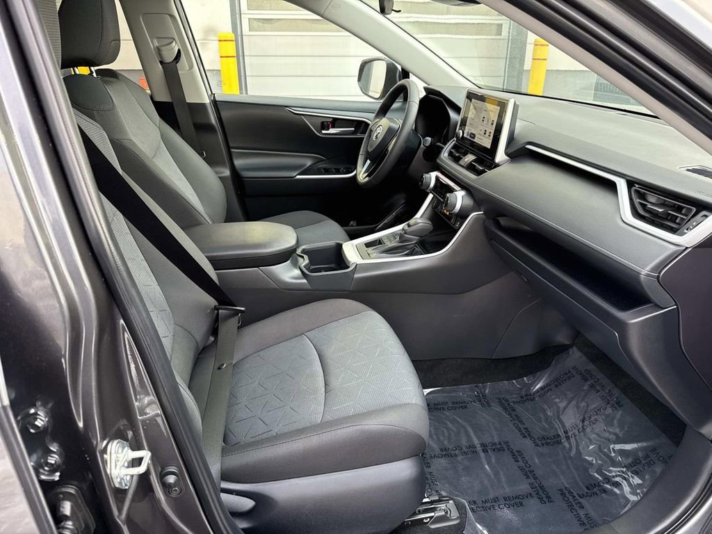 Used 2025 Toyota RAV4 XLE image 36