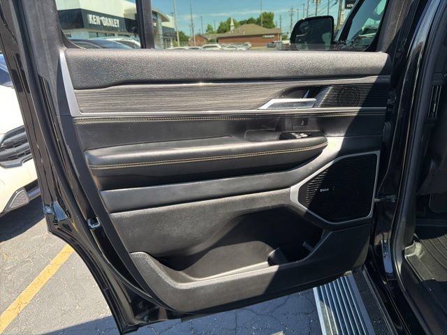 Used 2022 Jeep Wagoneer Series III w/ Premium Group I AWD/4WD image 13