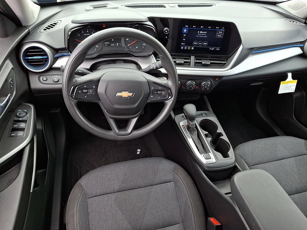 Used 2024 Chevrolet Trax LS w/ LS Convenience Package FWD image 2
