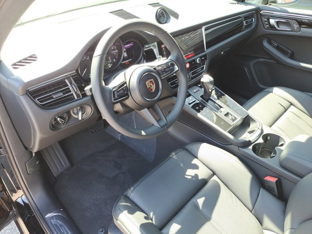Used 2025 Porsche Macan AWD/4WD image 4