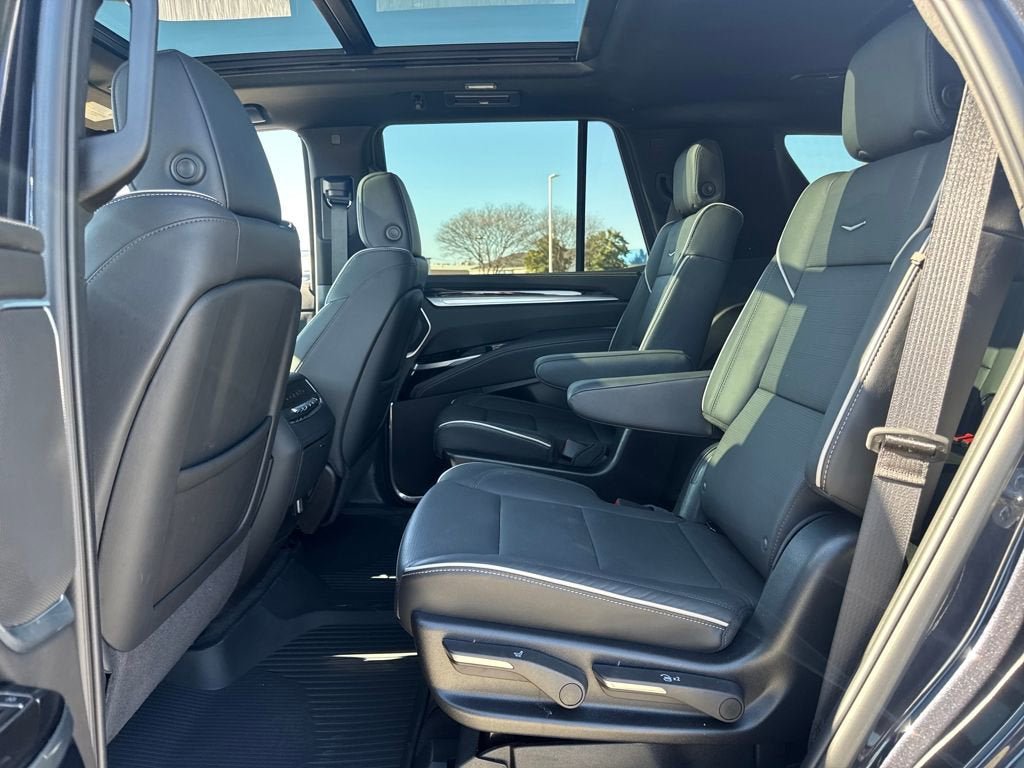 Used 2025 Cadillac Escalade Premium Luxury AWD/4WD image 16