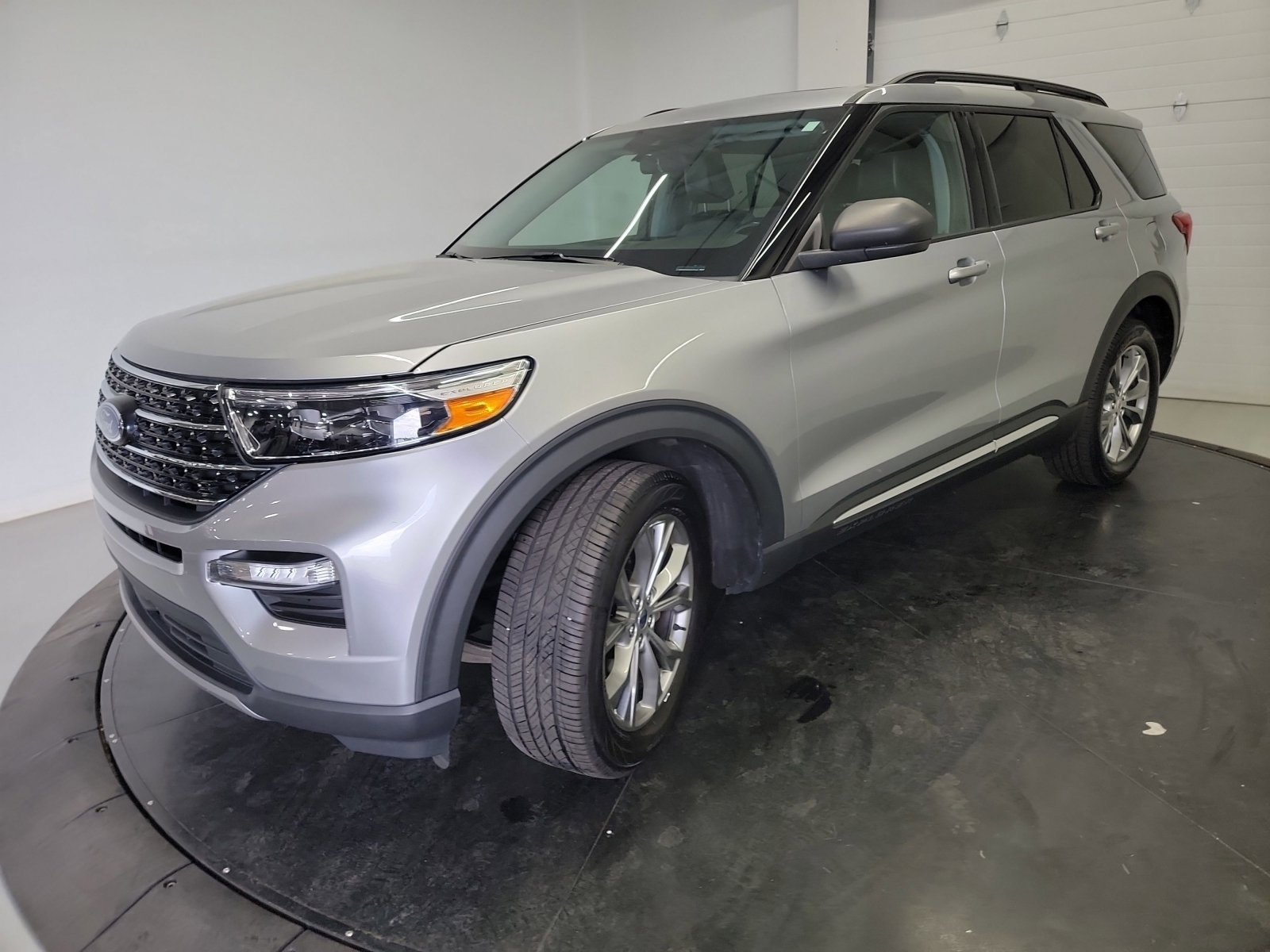 Used 2021 Ford Explorer XLT w/ Equipment Group 202A AWD/4WD image 3