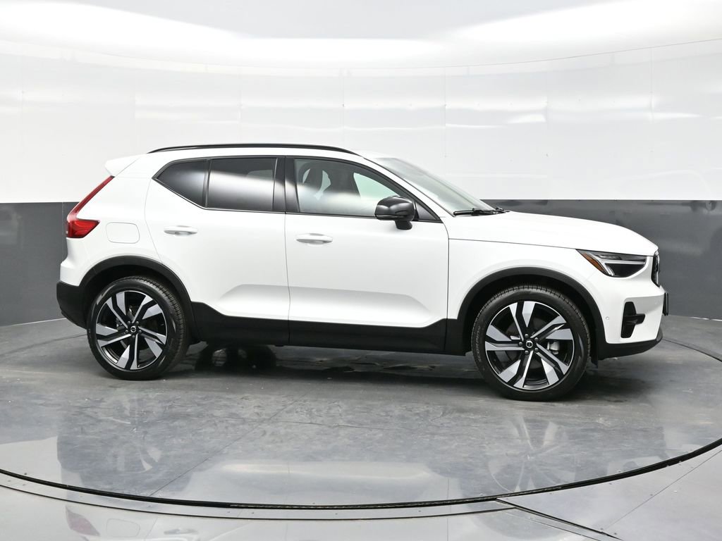 Used 2025 Volvo XC40 B5 Plus image 8