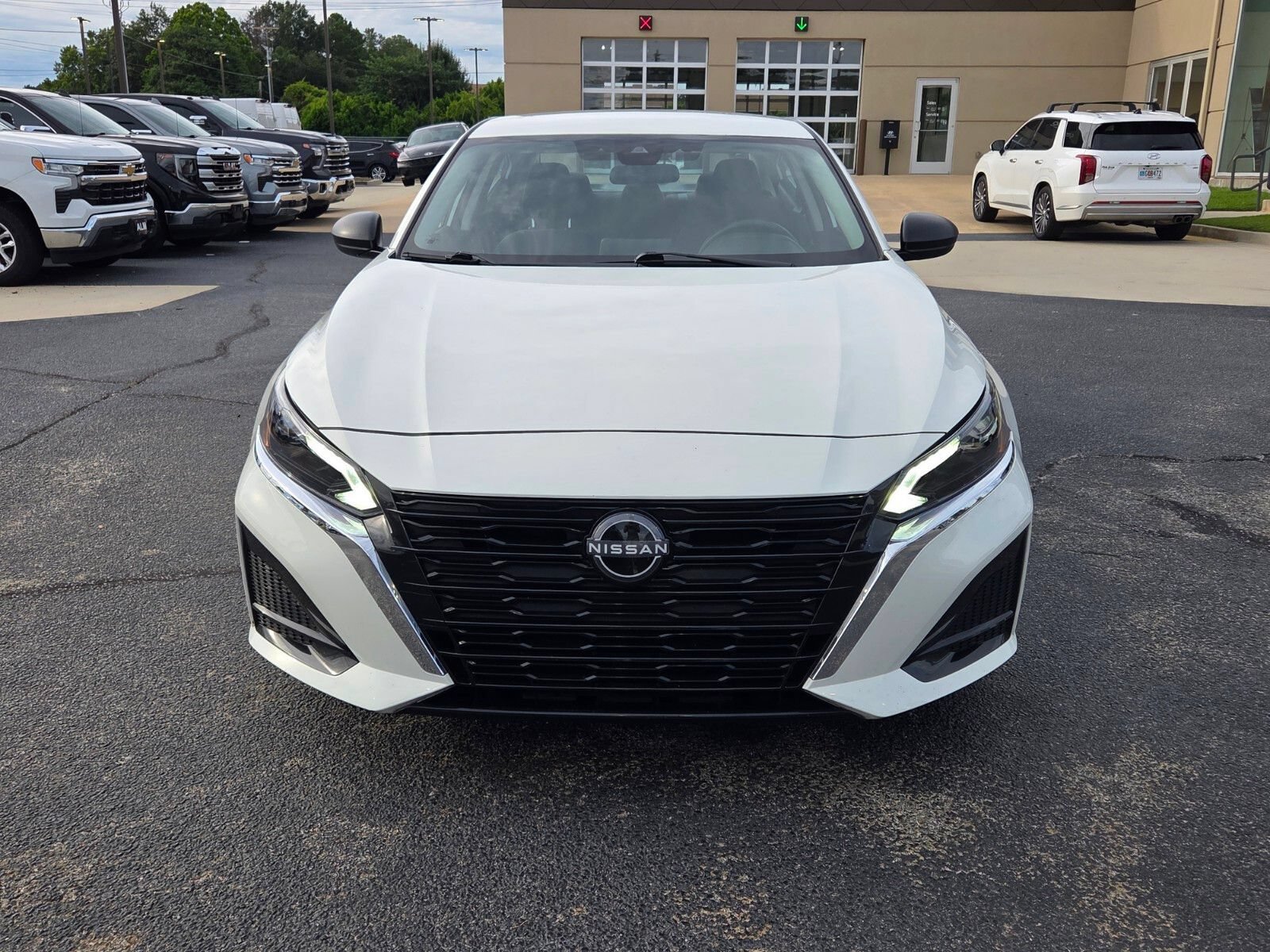 Used 2025 Nissan Altima 2.5 SV FWD image 2
