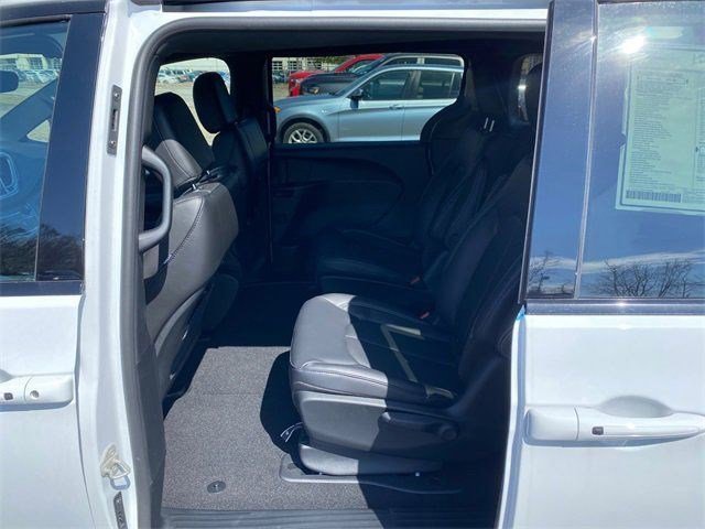 New 2023 Chrysler Pacifica Touring-L w/ S Appearance Package image 8