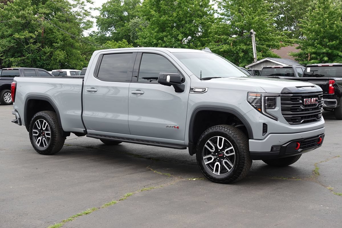 Used 2025 GMC Sierra 1500 AT4 w/ Technology Package AWD/4WD image 4