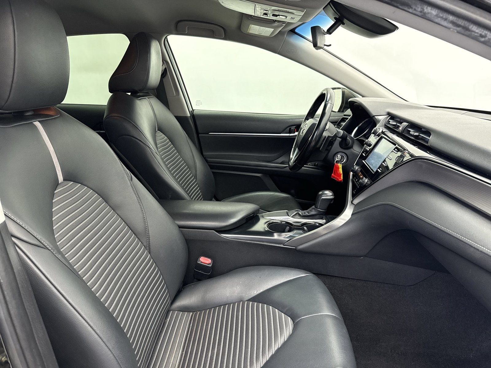 Used 2019 Toyota Camry SE FWD image 31